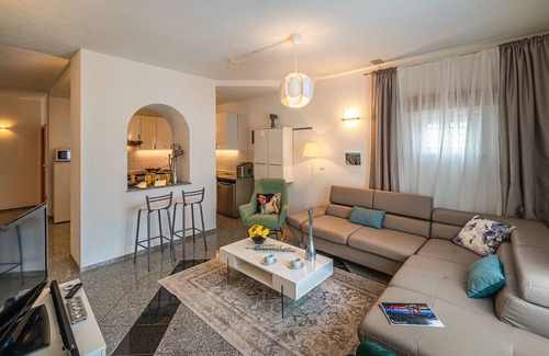 Okrug Gornji Villa | Villa espaciosa y moderna con piscina de 36 m2 a solo 70 metros de la playa