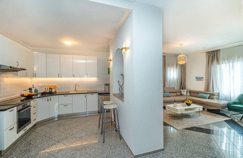 Okrug Gornji Villa | Villa espaciosa y moderna con piscina de 36 m2 a solo 70 metros de la playa