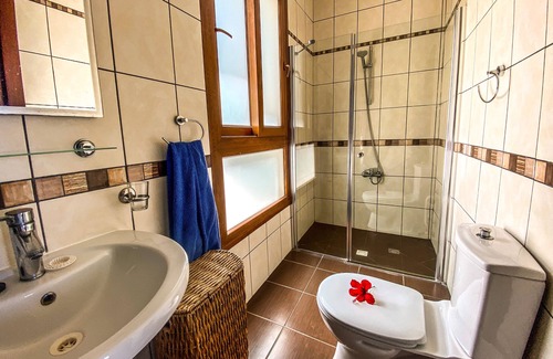 Esentepe Villa | Amplia villa moderna con gran piscina infinita, excelentes vistas al mar mientras se está acostado en la cama