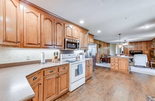 Southmont Casa | Spacious Mount Pleasant Home w/ Grill & Yard!