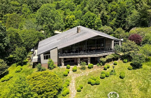 Independence Casa | SPACIOUS Mountain Home on 250 Acres of outdoor fun! W/ Hot tub and Barrel Sauna