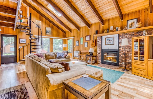 Mount Hood Village Cabina | Amplio Mt. casa de campo campana con bañera privada patio trasero caliente y piscina comunitaria y sauna!