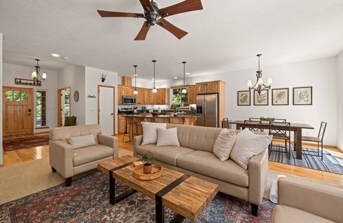 Welches Casa | Spacious Mt. Hood Escape - Hot Tub Sleeps 10 Game Room Near Salmon River