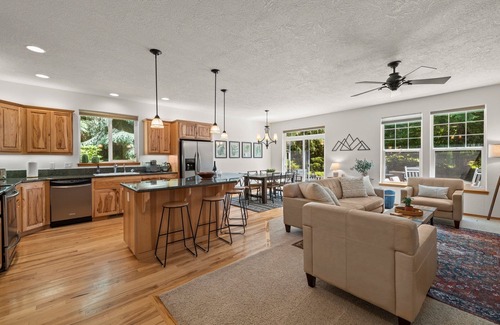Welches Casa | Spacious Mt. Hood Escape - Hot Tub Sleeps 10 Game Room Near Salmon River