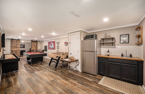 Saint Mary's Cabina | Spacious Mtn Cabin- with HOT TUB, Game room, Skiing, rafting, views and more!