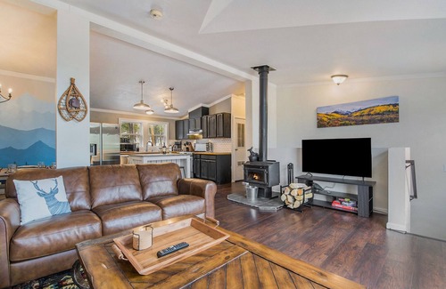Saint Mary's Cabina | Spacious Mtn Cabin- with HOT TUB, Game room, Skiing, rafting, views and more!