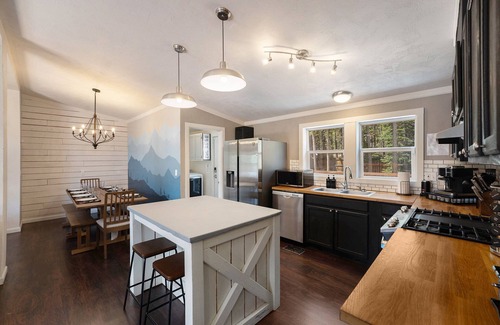 Saint Mary's Cabina | Spacious Mtn Cabin- with HOT TUB, Game room, Skiing, rafting, views and more!