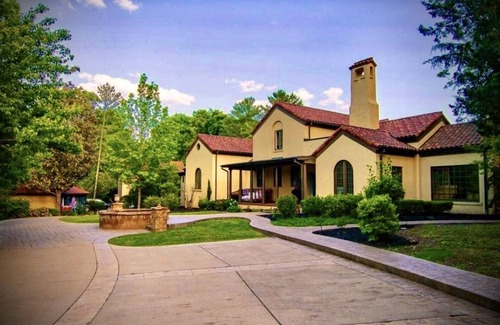 Brentwood Casa | Spacious Nashville Estate: Groups, Outdoor Areas, Pool, Hot Tub, Near DWTN, 5BR