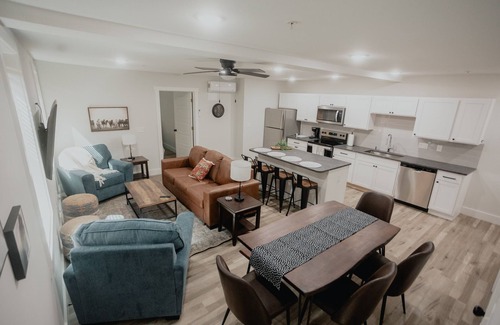 Dodge City Apartamento | Spacious NEW 2 bedroom Downtown Loft, The Rory!!