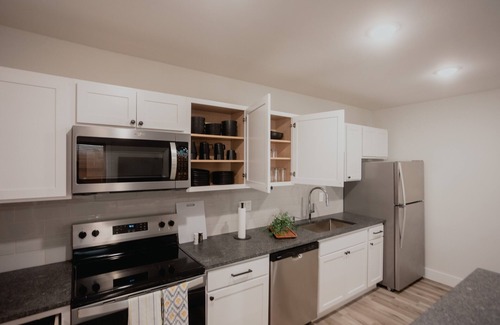 Dodge City Apartamento | Spacious NEW 2 bedroom Downtown Loft, The Rory!!