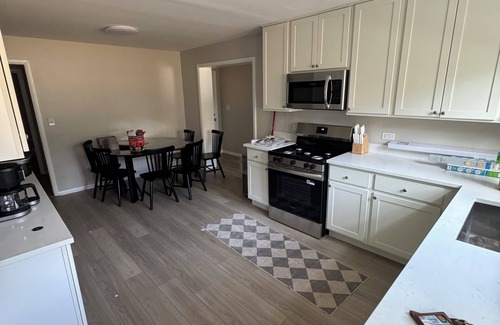 Waukegan Casa | Spacious New 5 Bed Family Retreat Near Naval Base!