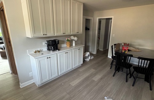 Waukegan Casa | Spacious New 5 Bed Family Retreat Near Naval Base!