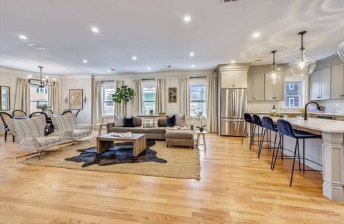 Dorchester Casa | Spacious, New Renovation | Near T