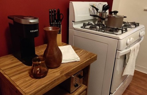 Oleander - Sunset Apartamento | Spacious New York Style Studio Apartment Walking Distance to Hospitals