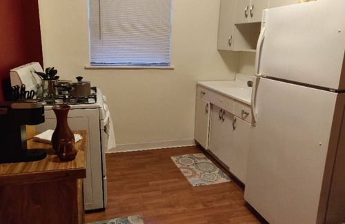 Oleander - Sunset Apartamento | Spacious New York Style Studio Apartment Walking Distance to Hospitals
