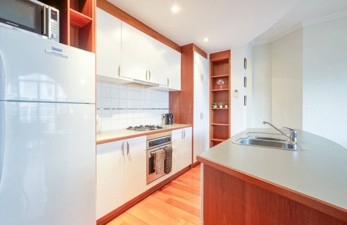 West Perth Apartamento | Spacious New York Style Loft with Balcony