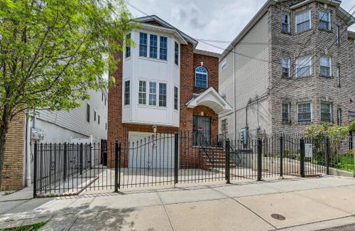 Newark Casa | Spacious Newark Duplex in Walkable Location!