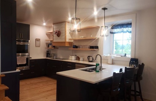 Chatsworth Otro | Spacious, Newly Refurbished Cozy Farmhouse on 100 acres