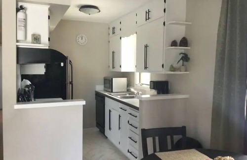Cedar Rapids Apartamento | Lovely 2 bedroom upstairs apartment with balcony.