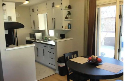 Cedar Rapids Apartamento | Lovely 2 bedroom upstairs apartment with balcony.