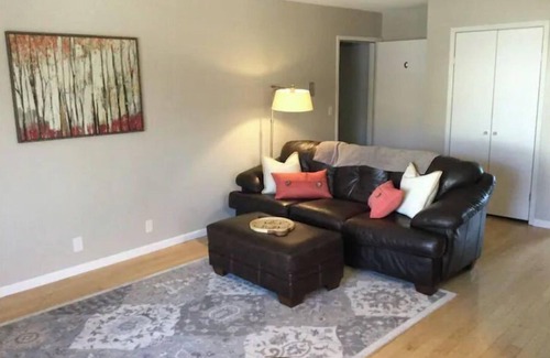 Cedar Rapids Apartamento | Lovely 2 bedroom upstairs apartment with balcony.
