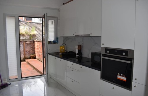 Boom Casa | Spacious, Newly Renovated Home - 8 Min Walk to Tomorrowland