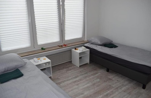 Boom Casa | Spacious, Newly Renovated Home - 8 Min Walk to Tomorrowland