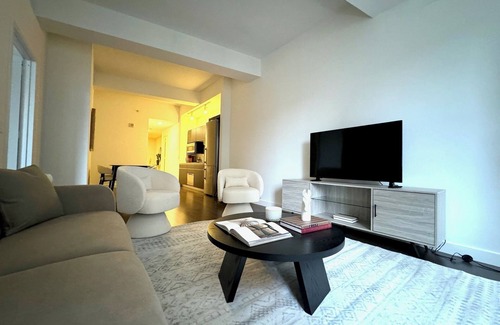Financial District Apartamento | Spacious NYC 1-bedroom; Downtown with 24/7 Doorman
