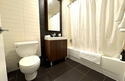 Financial District Apartamento | Spacious NYC 1-bedroom; Downtown with 24/7 Doorman