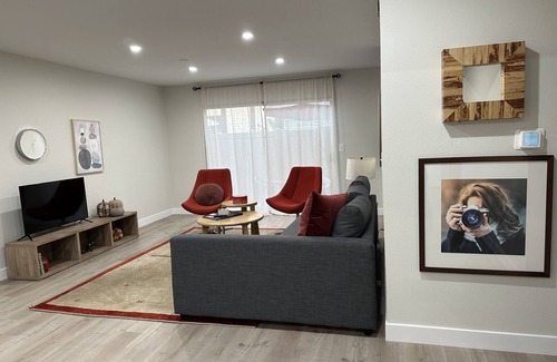 Lyon Street Apartamento | Spacious OC Condo Near Disney. Pet-Friendly!