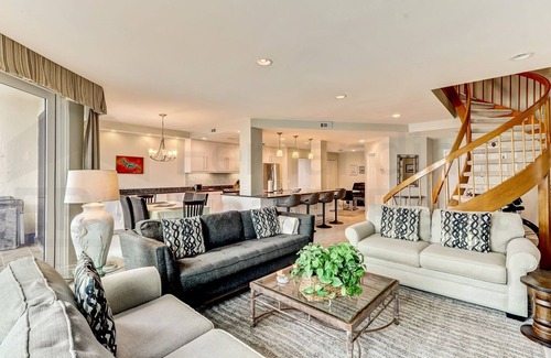 Fernandina Beach Condominio | Spacious Oceanfront Penthouse Villa by RedAwning