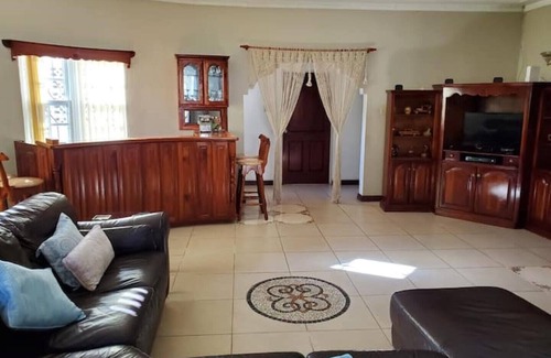 Ocho Rios Casa | Spacious Ocho Rios Home with En-suite Family Rooms