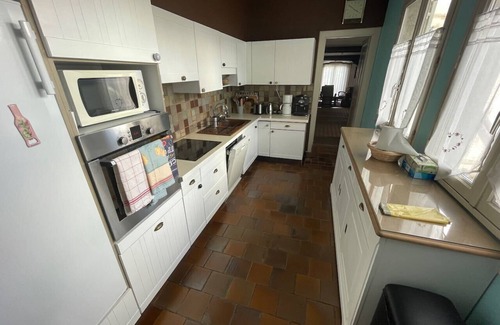Auxerre Casa | Spacious old house for 10, courtyard and enclosed garden. Auxerre town center