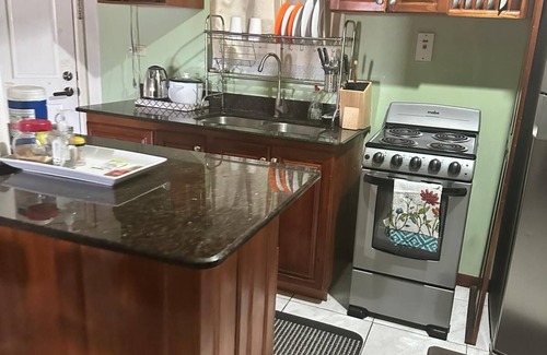 Eastwood Park Apartamento | Spacious one bedroom apartment in Kingston