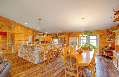 Leasburg Cabina | Spacious Ozarks Family Home - Private Pool & Grill