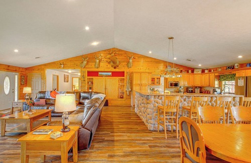 Leasburg Cabina | Spacious Ozarks Family Home - Private Pool & Grill