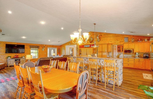 Leasburg Cabina | Spacious Ozarks Family Home - Private Pool & Grill