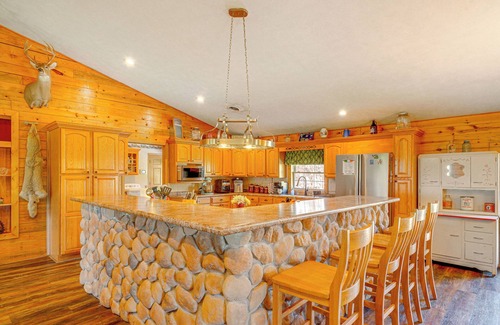 Leasburg Cabina | Spacious Ozarks Family Home - Private Pool & Grill