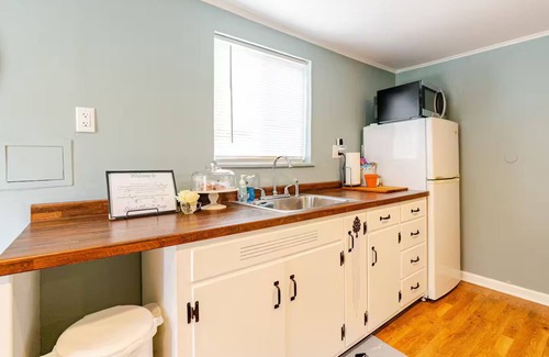 Central Oregon Apartamento | Spacious Peaceful Sweet Olive Cottage Studio In North Eugene