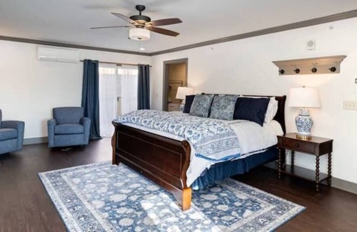 Parkville Apartamento | Spacious Penthouse on Historic Main w/River Views!