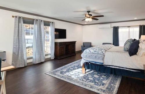 Parkville Apartamento | Spacious Penthouse on Historic Main w/River Views!