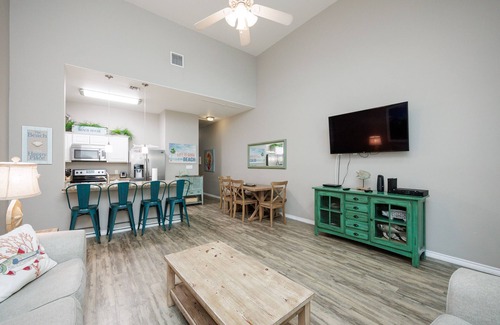 Corpus Christi Casa | Spacious Pet-Friendly Townhome with Heated Pool & Steps to the Beach