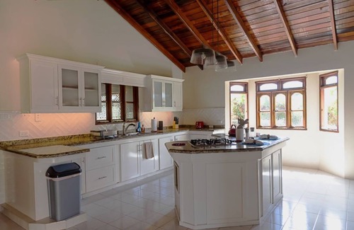 Heywoods Park Casa | Spacious Platinum Coast ranch villa with pool & AC close to the beach
