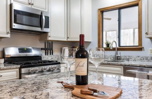East Stroudsburg Casa | Spacious Poconos Retreat | Arcade | Fire Pit | AC