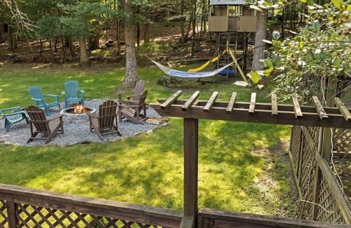 East Stroudsburg Casa | Spacious Poconos Retreat | Arcade | Fire Pit | AC