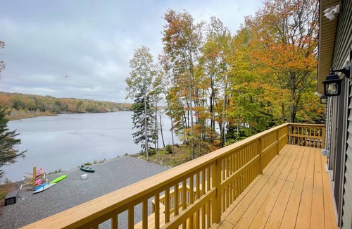 Pocono Lake Casa | Spacious Pocono Lakefront Retreat w/ Amenities