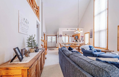 White Haven Casa | Spacious Home near Lake Harmony w/ Lake Club Access Included, Hot Tub, Grill