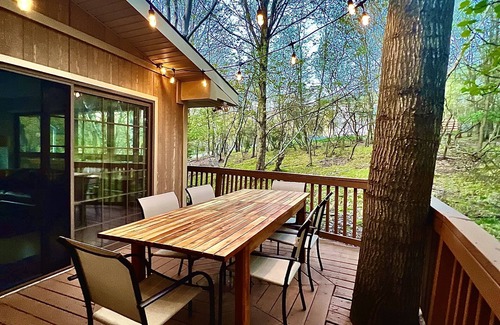Albrightsville Cabina | Spacious Poconos Cabin with Private Covered Hot Tub