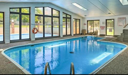Branson Apartamento | Spacious! Pools, Hot Tub, Free Attraction Tickets!