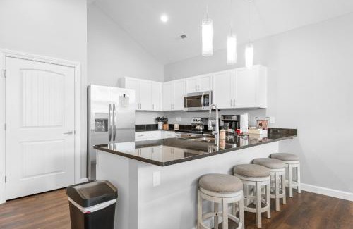 Branson Apartamento | Spacious! Pools, Hot Tub, Free Attraction Tickets!